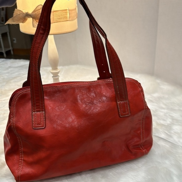 Vintage Sag Harbor Red, soft faux leather double adjustable shoulder straps - Picture 4 of 13